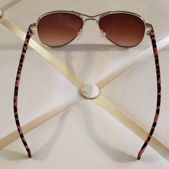 *3/$15 Gold Metal Frame Leppard Print Sunglasses - Picture 4 of 7